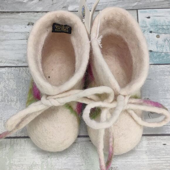 Wool felt Slippers Wearable Art Flowers Handmade in Nepal New w/ Tags Baby Sz 5 - Picture 15 of 16